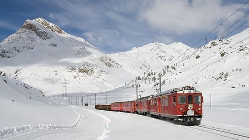 rhb trenino rosso nella neve