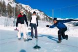 Eisstockschiessen auf dem Eisplatz in Samnaun