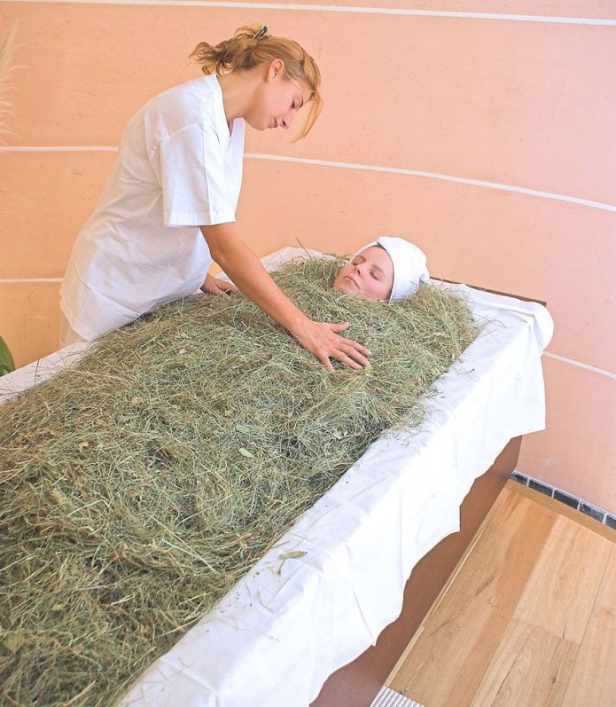 i bagni di fieno dalla tradizione contadina dello sciliar e dellalpe di siusi