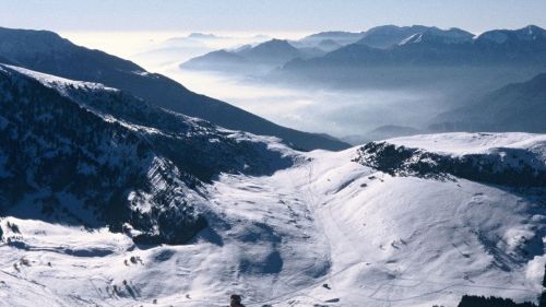 pista Rocce Rosse con sfondo montagne Valli dei Laghi e Monte Bondone