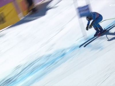 Video Asja Zenere rischia, sbaglia il salto e deve passare dentro la porta durante il Super G a Sankt Moritz