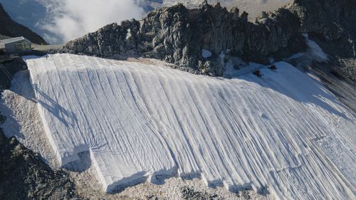 Via i teli geotessili dal Presena. Il ghiacciaio si prepara alla stagione invernale.