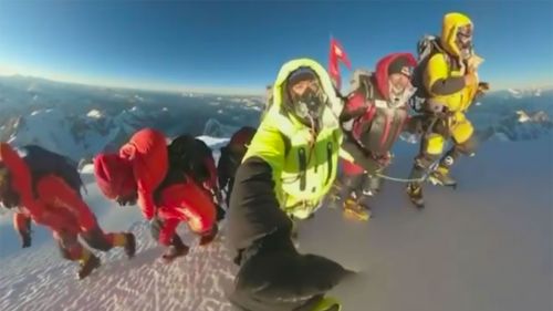 Nirmal Purja - La festa del team Nepalese in vetta al K2 invernale