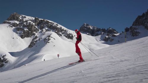 Un modo per farsi molto male. Guarda The Worlds Tallest Man on Skis