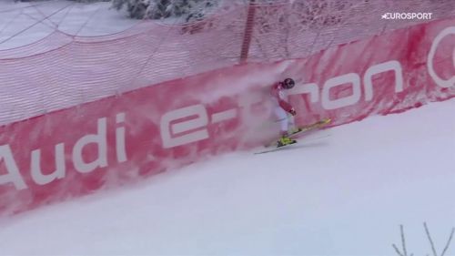 Daniel hemetsberger toglie la neve dalle reti: si salva ma che spavento sulla streif!