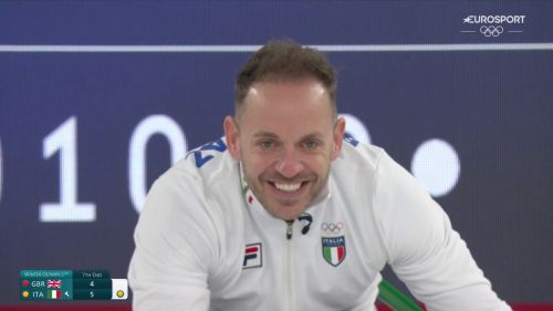 Joel retornaz impeccabile: hit-and-roll perfetto per chiudere il 7° end contro la gran bretagna e regalare 2 punti all'italia.