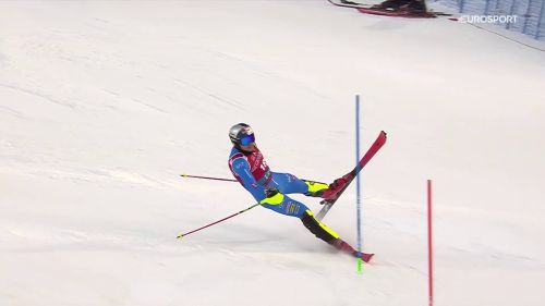 Alex vinatzer cade nel primo slalom a levi mentre lottava per il 1° posto nella prima manche