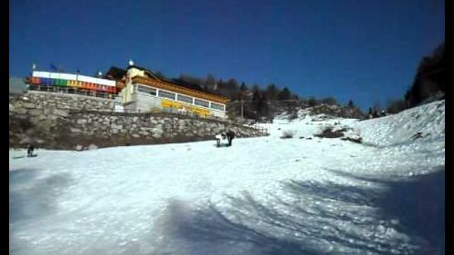 Josy e Pedro escorregando na neve - Piani di Bobbio - Italia