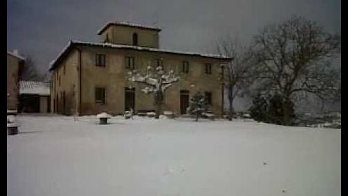 Agriturismo in Toscana sotto la neve di San Gimignano (Siena)