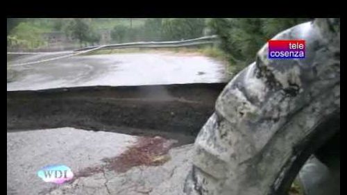 Verbicaro: maltempo, voragine si apre su una strada