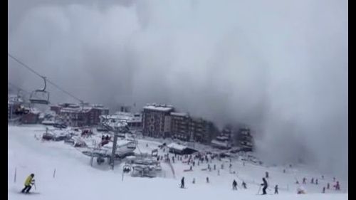 Valanga a Cervinia - massa di neve giunta sul fondo valle