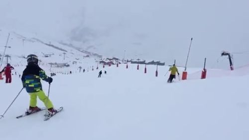 Tom rips down the piste in Les Menuires