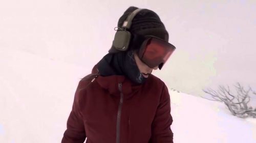 Vídeo viral de una chica haciendo snowboard y escapando de un oso