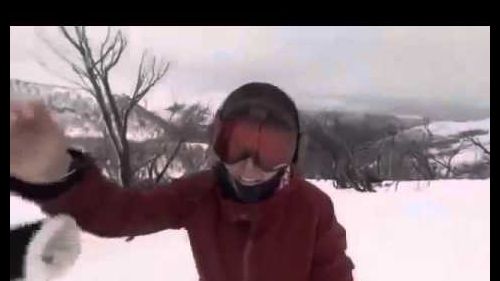 Espeluznante!! muchacha esquiadora es casi devorada por un oso !!   snowboard girl chased by bear
