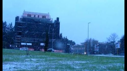 Nevica a Roma Venerdì 17-12-2010...Via Sappada Roma Nord...AVI
