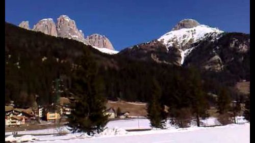 Passeggiata lungo il fiume a campitello di fassa con la neve