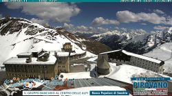 Alberghi allo Stelvio 2757 m. Vista su versante Svizzero