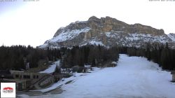 Blick auf die Schipiste La Crusc und auf den Kreuzkofel/Sas dla Crusc (Mt. 2908)