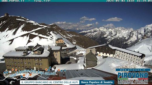 Passo dello Stelvio Alberghi allo Stelvio 2757 m. Vista su versante Svizzero