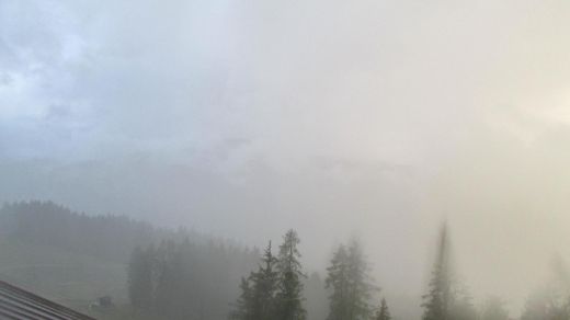 Vista panoramica con l'abitato e sullo sfondo le Dolomiti