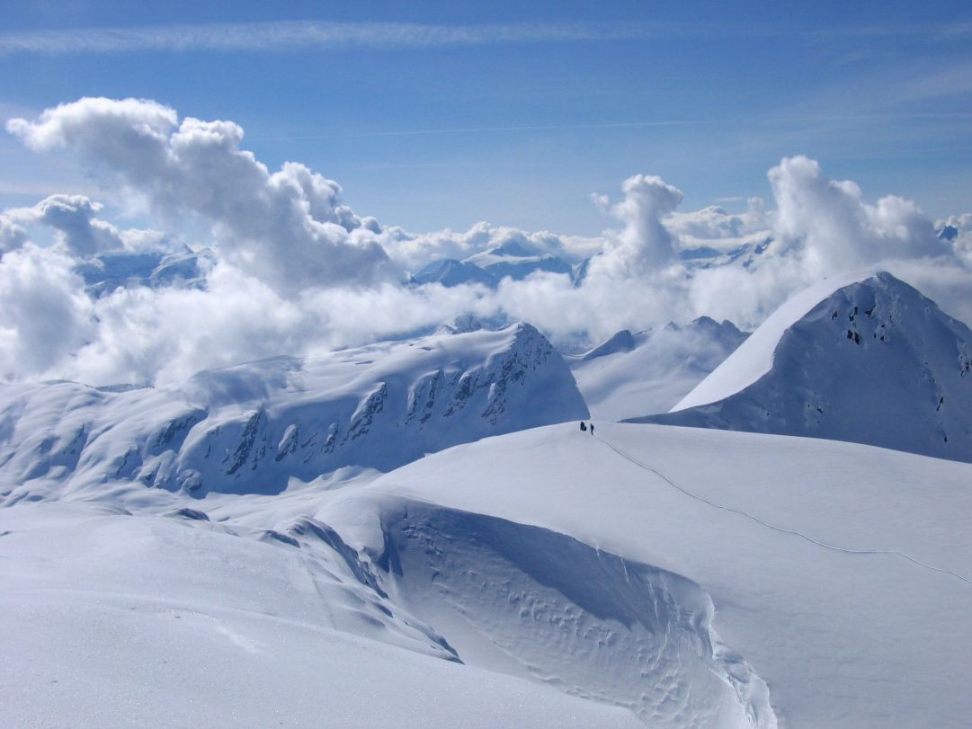 Stephen Grynberg
STATI UNITI D'AMERICA, 2010 / DURATA: 57'
Ruedi Beglinger è un acclamato scialpinista e guida alpina, che vive con la moglie e le due figlie ai piedi di un remoto ghiacciaio nel cuore delle Selkirk Mountains, nella British Columbia. Il film segue la singolare vita di questa famiglia sulle montagne e il faticoso ritorno alla normalità, dopo che la morte di sette persone sotto una valanga, avvenuta durante una spedizione guidata da Beglinger, sconvolge la loro esistenza. 