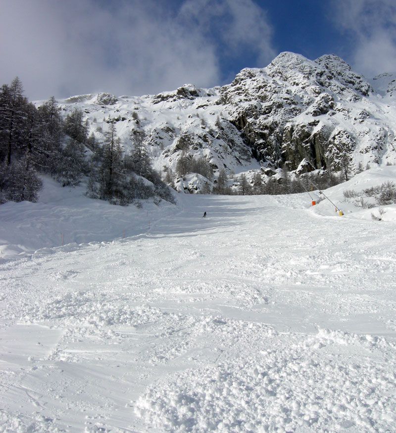 aspettiamo Annina dopo una caduta. 
Giorno dell'Epifania 2008, domenica, cielo sereno e pochissima gente sulle piste!