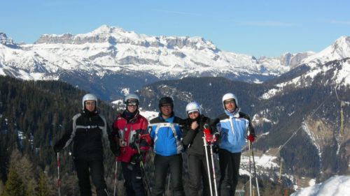Ski Team sullo sfondo il Sella
