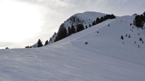 Il sole filtra tra le nuvole sulle piste del Cermis