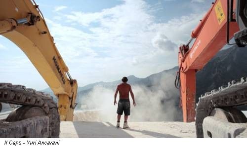 Yuri Ancarani
ITALIA, 2010 / DURATA: 15'
Monte Bettogli, Carrara: nelle cave di marmo uomini e macchine scavano la montagna. Il Capo controlla, coordina e conduce cavatori e mezzi pesanti utilizzando un linguaggio fatto solo di gesti e di segni.