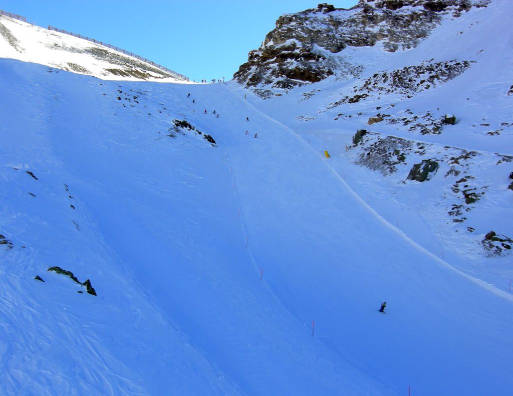 Scende sul versante Ovest del Colle Bettaforca