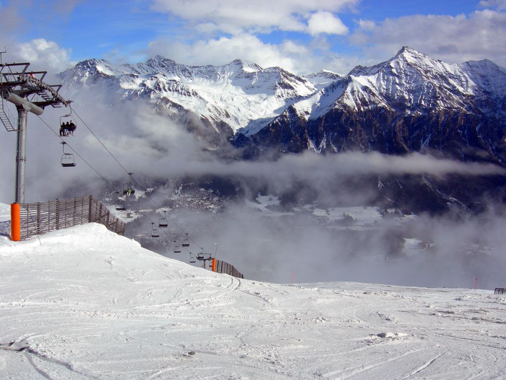 Guardando bene, Lenzerheide  le case in fondo dietro la seggiovia Scalottas e dietro la nebbia.