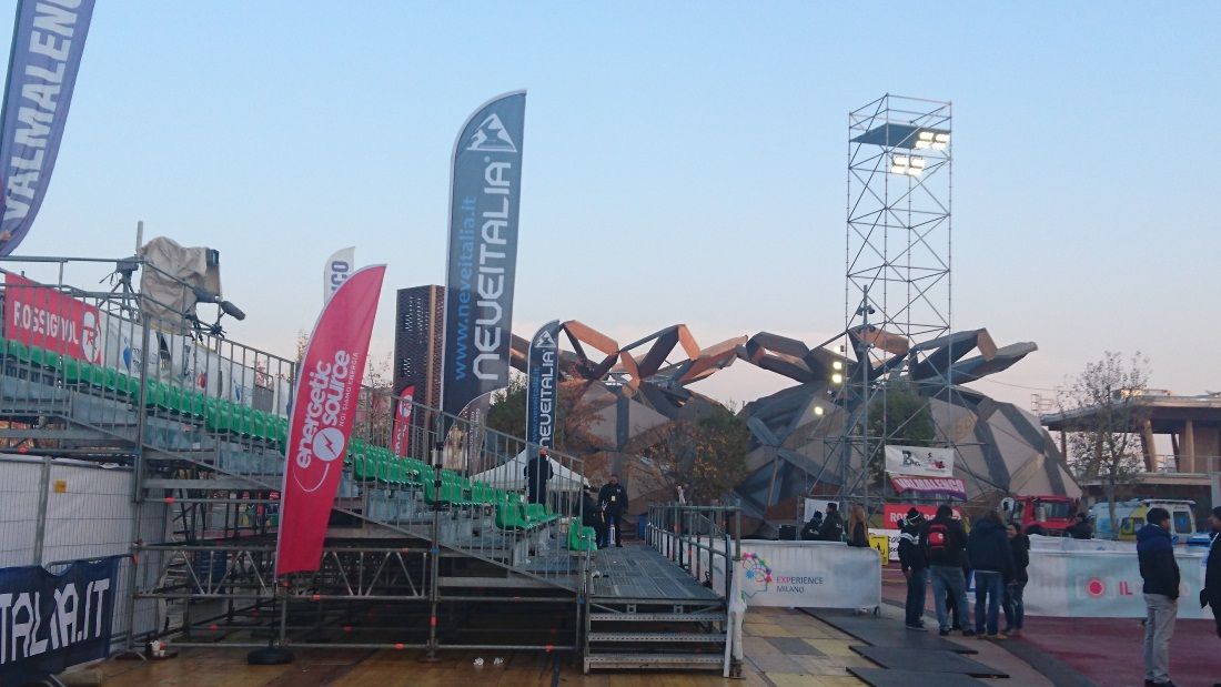 Le bandiere di Neveitalia alla gara di coppa del mondo di Freestyle Ski a Milano l'11/11/2016