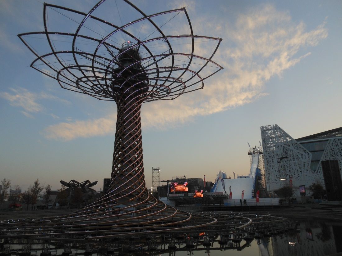 Spettacolare tramonto dall'Albero della vita con sullo sfondo la pista da gara