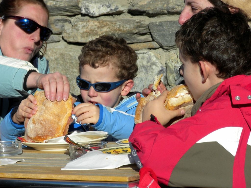 foto rubata al bar per celebrare i suoi enormi panini.