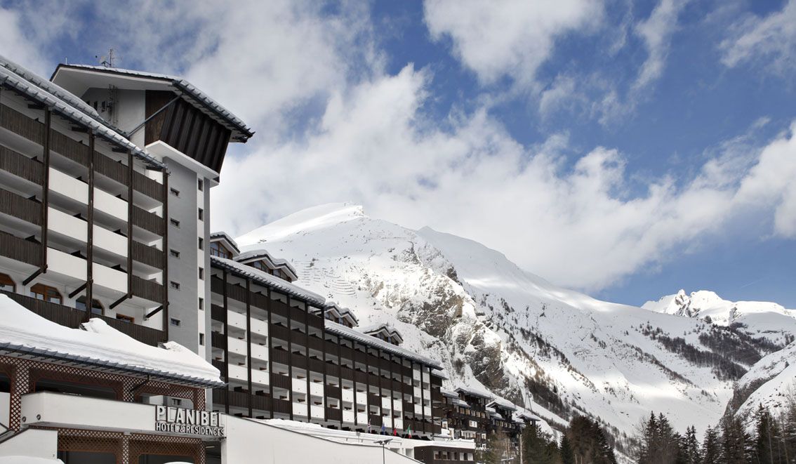 L’Hotel Planibel si trova a la La Thuile, un paese costituito da un antico nucleo di case in pietra dove si respira un’atmosfera ospitale e vacanziera