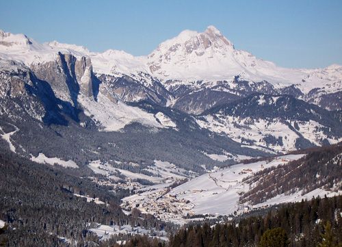 Dalla via che attraverso il passo unisce la Badia con Cortina