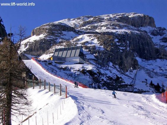 L'incrocio tra la Boè rossa 1 e la pista che viene dalla Costoratta: la Variante Boè inizia subito dopo (ahimè è alle spalle di chi ha scattato questa foto !)