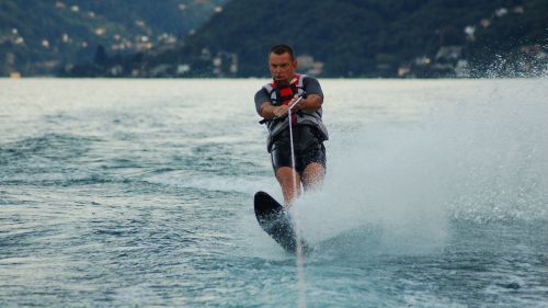 Edward scia sull'acqua