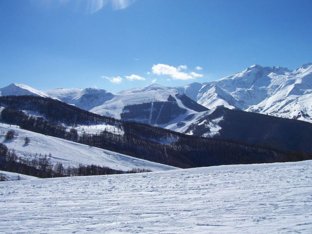 Vista dall'arrivo della seggiovia del sole verso la zona Quota 1400-Colle di tenda