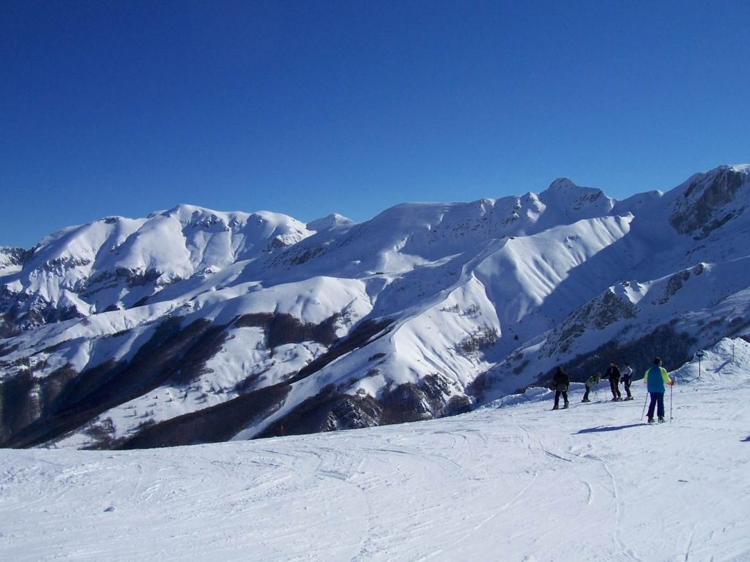 Dall'arrivo della seggiovia del Colle di tenda vista verso la pista e il vallone Cabanaira