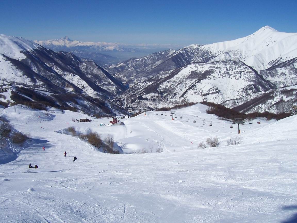 Vista dalla pista dell'Alpetta verso la pianura cuneese con sullo sfondo il Monviso