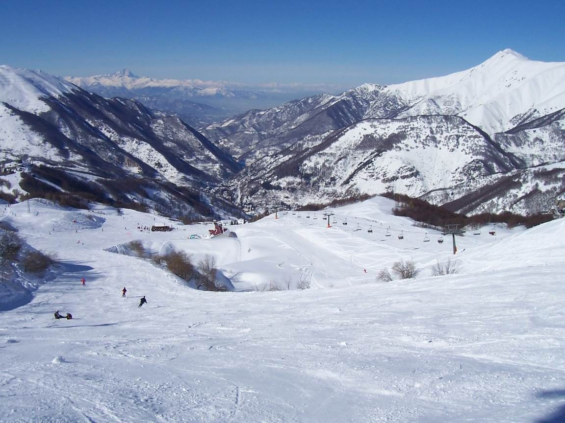 Vista dalla pista dell'Alpetta verso la pianura cuneese con sullo sfondo il Monviso