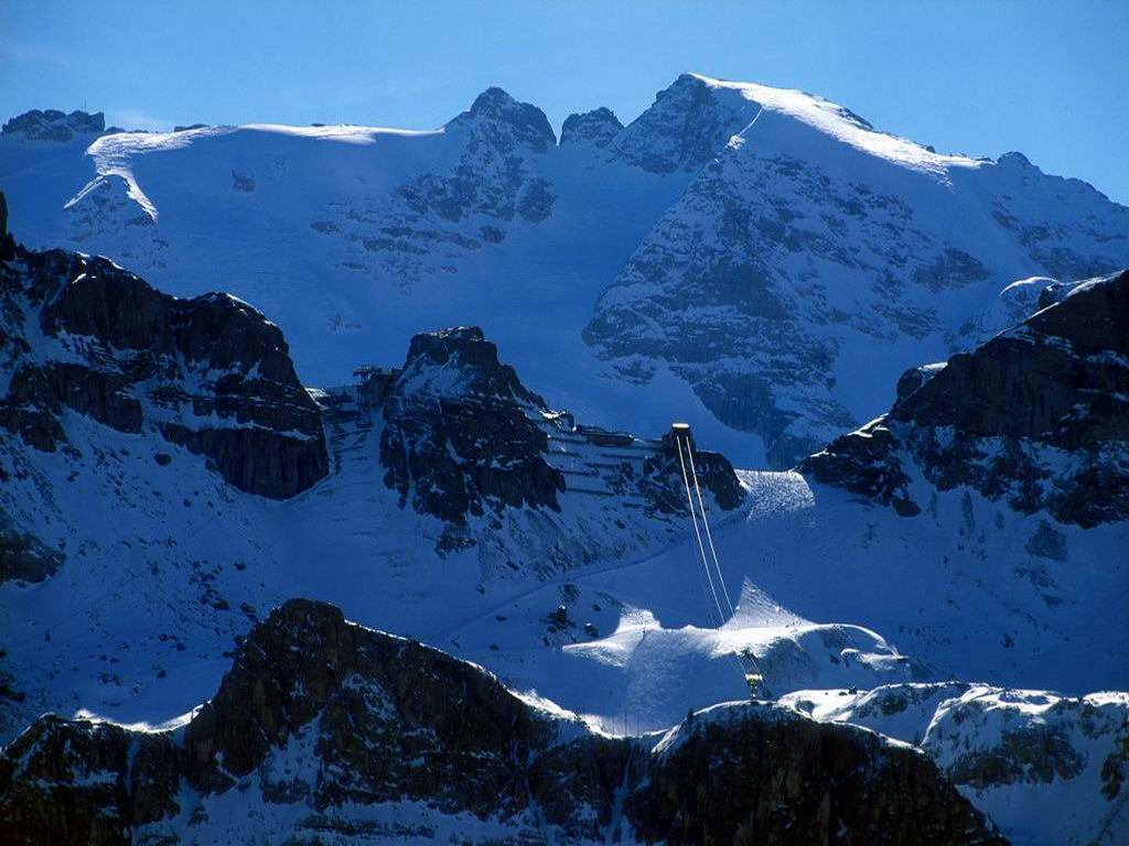 Salendo da Arabba gli impianti di Portavescovo portano su uno sperone di roccia da cui si scende con una ripida pista visibile sulla foto a destra dell'impianto