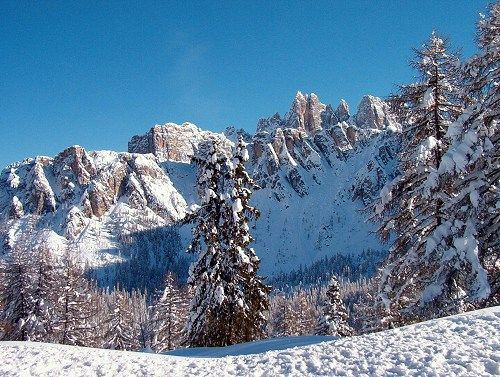 La Croda del Becco vista dalla strada del passo Giaufoto panoramica su bellunovirtuale.com