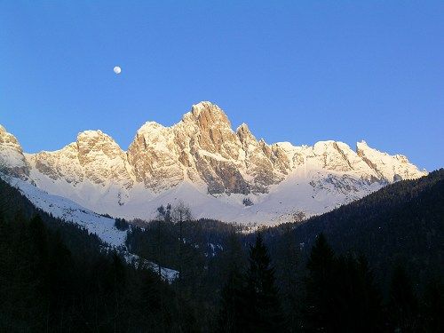 Tramonto sul Castello di Monchesin fotografato dalla strada del passo Duran