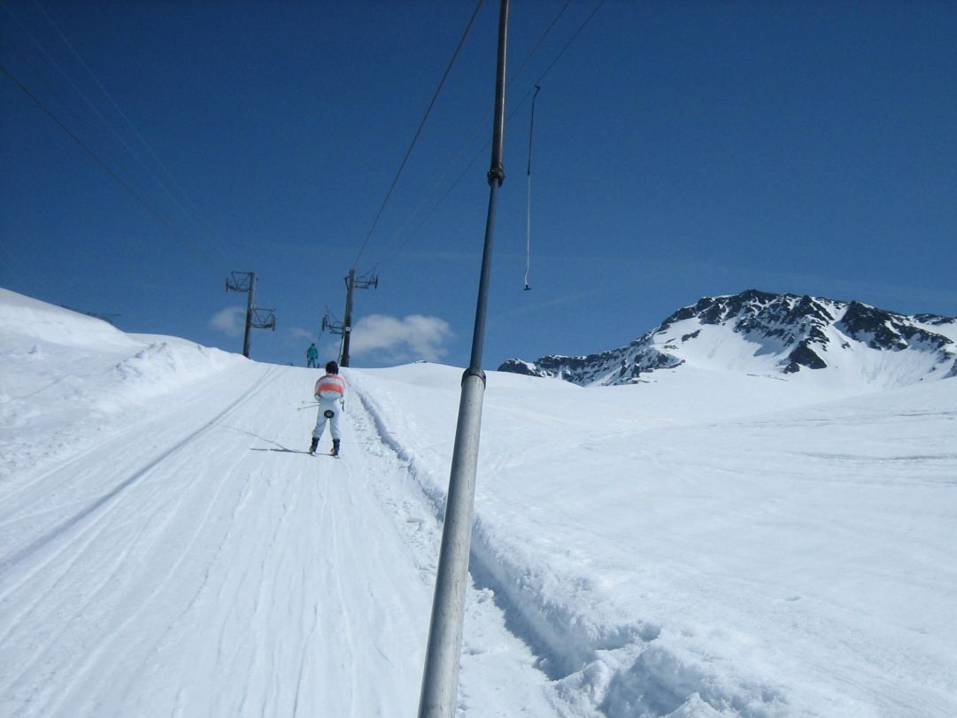 Gli skilift francesi... terribili per gli uomini, più piacevoli per le donne, ma la schiena possono spezzarla ad entrambi!!!!