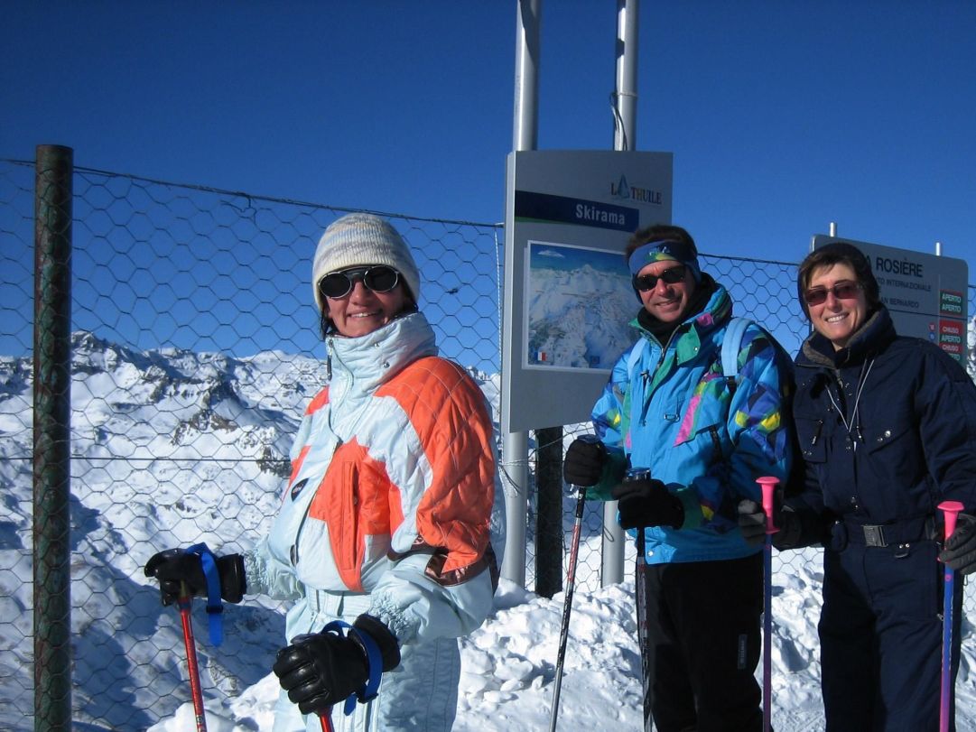 Da sinistra: Laura, Lele e Beatrice. Indovinate chi scia peggio dei tre? Un indizio... è un uomo!