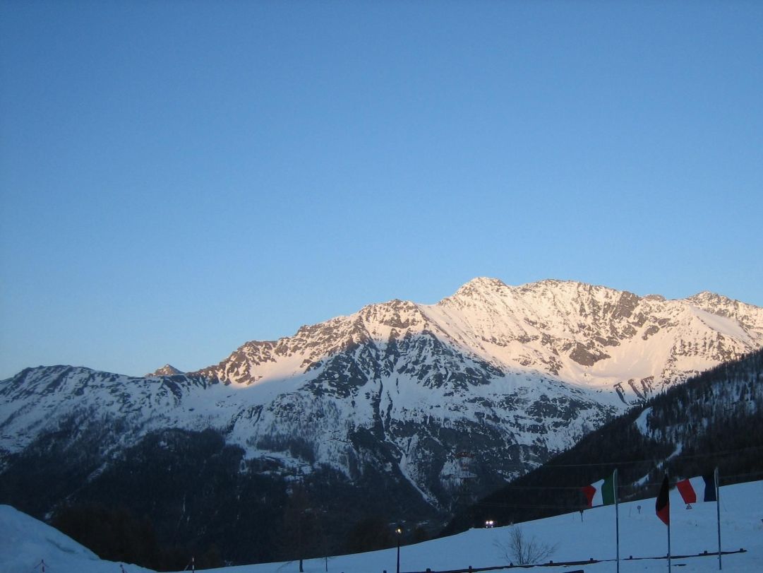 Splendida vista serale dal ristorante lo Riondet