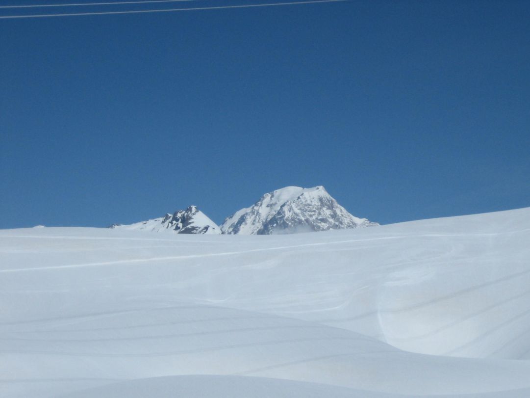 I 4810 mslm del Monte Bianco svettano dai panettoni di neve di Bellecombe