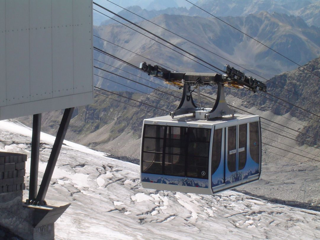 La funivia a doppia portante che dal Passo stelvio porta al Livrio